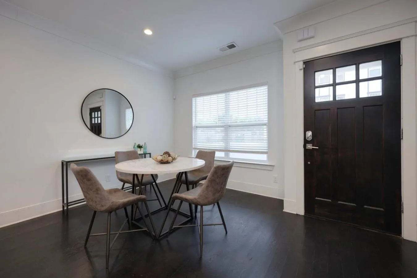 Two Elegant Townhomes Perfect For Large Groups Nashville United States