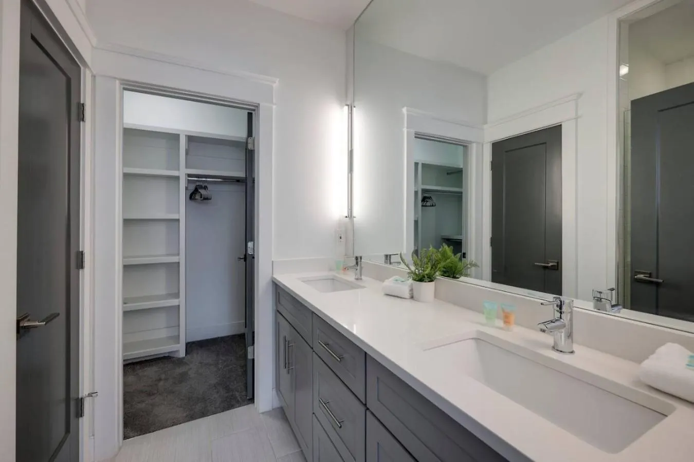Two Elegant Townhomes Perfect For Large Groups Nashville United States