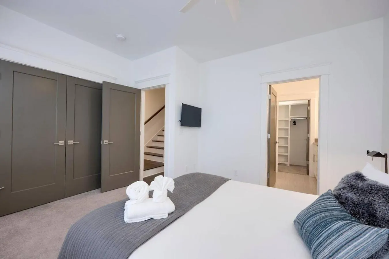 Two Elegant Townhomes Perfect For Large Groups Nashville